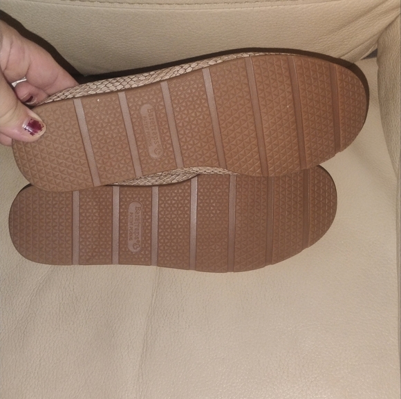 Baretraps Women Beige Prim Leather Flats Posture+ Technology Cushioned SZ 8 - Picture 6 of 6